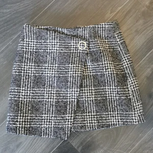 Kjol - En kjol i bra skick som inte har kommit till användning. 