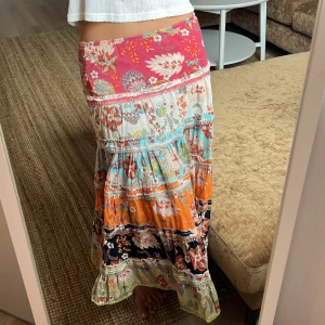 Volangkjol (vintage)   - Magiskt fin volangkjol (min mammas från 90-talet) från det spanska märket Flamenca 💗I perfekt vintageskick, som ny. Storlek S! 