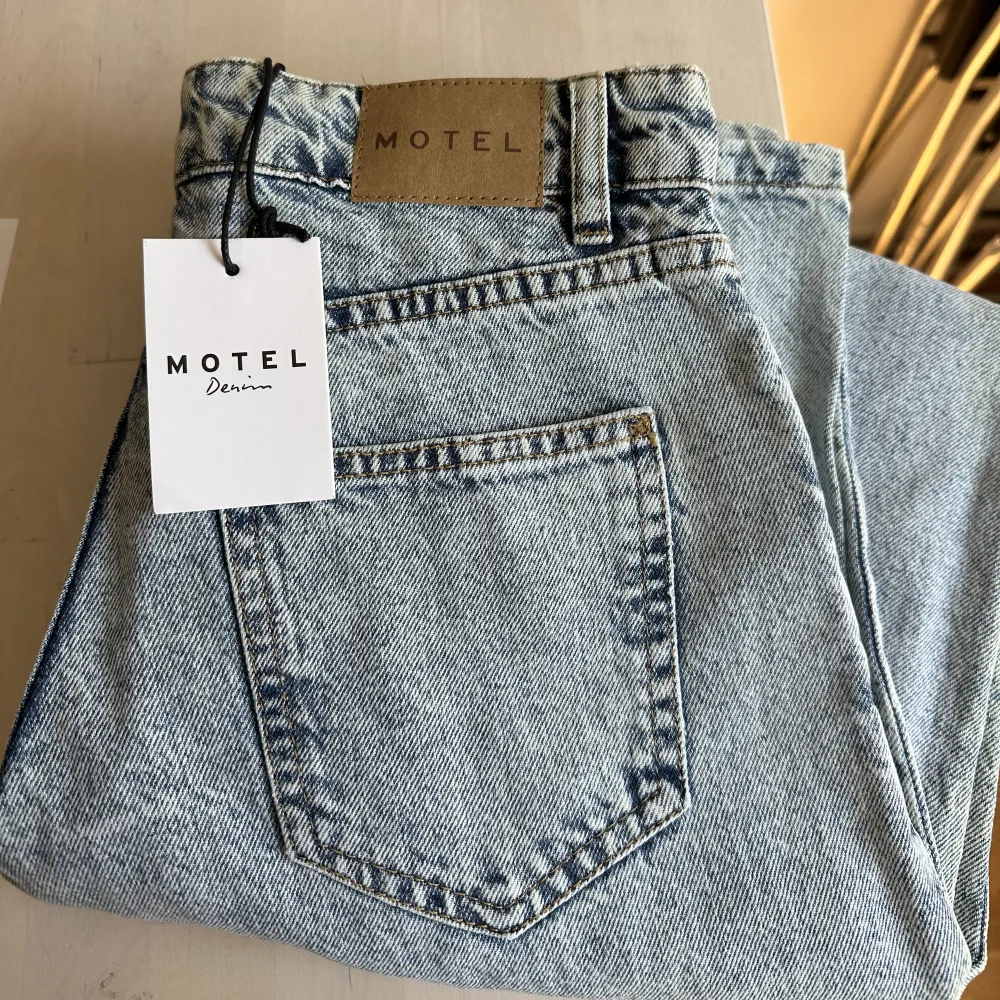 Helt oanvända jeans från MOTELROCKS. Råkade få i alldeles för små runt midjan. Storlek: W24L34. 86 runt höften . Jeans & Byxor.