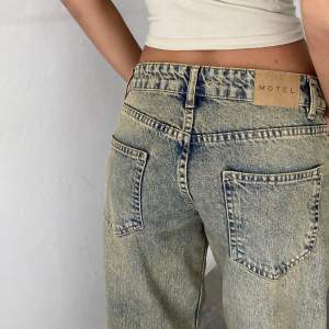 Oanvända jeans från MOTELROCKS. Fick i för liten storlek och kan tyvärr ej använda.  Storlek W24L34. 86cm vid höfterna 