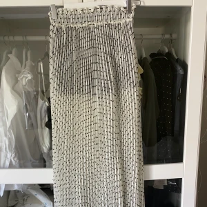 Maxikjol - SÅ cool och skön maxikjol med inbyggda hotpants! Flowigt och plisserat material med svarta detaljer som ger en såå fin siluett!