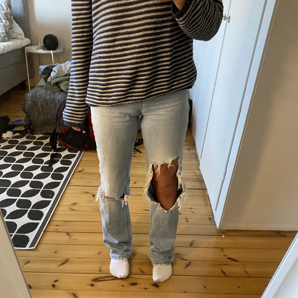 Väl använda men är i ett väldigt bra skick. High waist så jag brukar ofta ha en längre tröja över, helt slutsålda . Farkut & Housut.