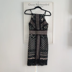 Figurnära festklänning  - Beige med svart spets. Köpt från missguided för ett par år sedan, använd en gång. Obs, har klippt av en bit av spetsen nedtill (se bilder).