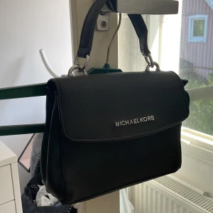 Michael kors väska  - Super fin liten Michael kors väska 😍350 startpris.