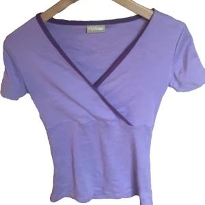 Tröja - Jättefin lila tröja, perfekt till sommarn 🌟passar xs-s, stretchigt material 💕