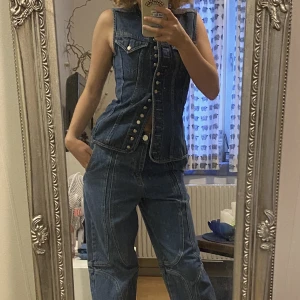 Jeans väst  - En snygg jeans väst som inte kommer till användning, kontakta vid behov av fler bilder eller frågor ☺️