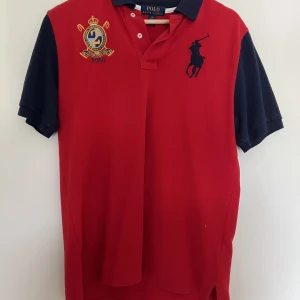 Polo Ralph Lauren Piké  - Röd polo piké  Storlek: junior L (sitter som S på vuxen) Kan mötas inom Malmö 