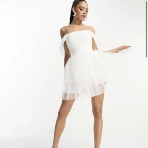 Vit klänning  - Vit drömklänning från Lace & Beads. Storlek: 44 men sitter som en 40/42 eller L. Sitter exakt som på modellen och är helt sprillans ny med prislappen kvar på. Säljer pga jag äger för många klänningar. Nypris: 1139.❤️köpt på Asos