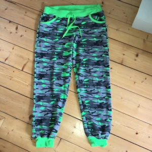 Mjukisbyxor  - Mjukisbyxor i bra skick, snörning i midjan och muddar vid benslut. 