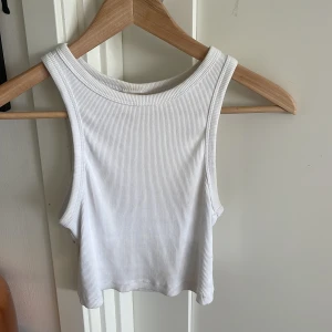 Tank top/linne - Tanktop/linne/baby tee i bra skick