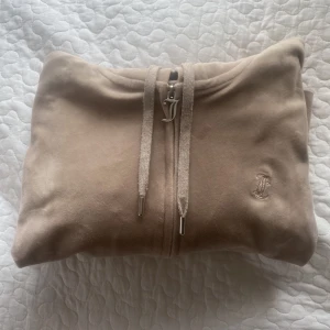 Juicy zip hoodie - Juicy hoodie i färgen classic taupe❣️ nästan aldrig använd