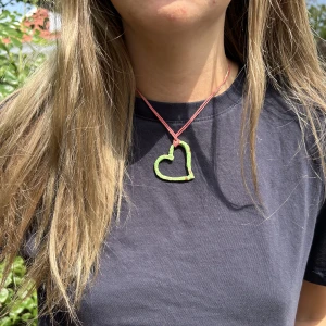 Hjärnhalsband - Superfint hjärthalsband i rosa och grön färg köpt second hand🥹🥹✨Har ett spänne där man kan justera längden