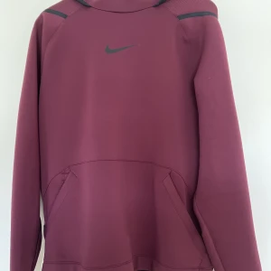 Nike hoodie - Nike hoodie burgundy färg Storlek M fast passar också S I fint skick, använd fåtal gånger