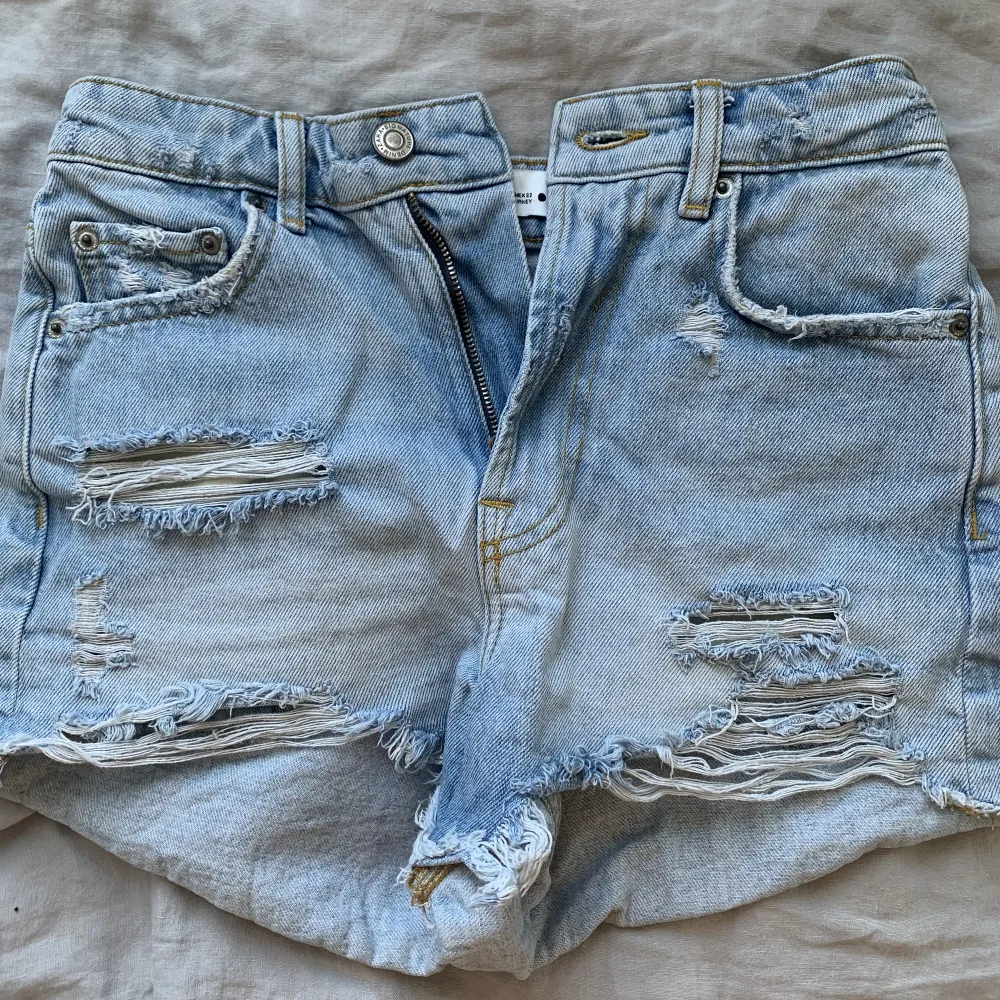 Jag säljer ett par shorts ifrån zara, fint skick, använda tre gånger, köptes för strax under 300 kr!💖🤩. Shorts.