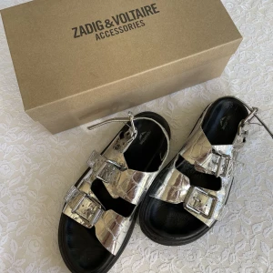Zadig & Voltaire sandaler  - Säljer mina Zadig sandaler då dem inte kommer till användning 💕 Superfina & bekväma 🌸 Sparsamt använda i storlek 40 🥰Nypris: 3643kr 🩷