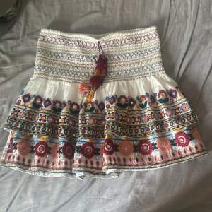 Säljer denna populära slutsålda kjol från zara. Säljer då den aldrig är använd ❤️