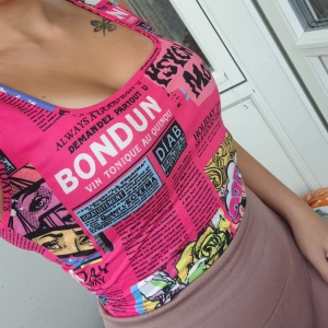 Cool croptop - Cool magtröja med comicbook tryck. I princip oanvänd pga fel storlek, den är XS men känns större, fint skick