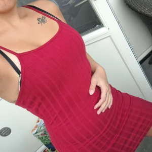 Red dress - Röd, basic, kortklänning i skönt stretchigt material