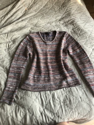 Höstig tröja - Fin långärmad tröja från Lindex. Perfekt för hösten!🍁 Är i bra skick och är väldigt skön då tyget är mjukt. Pris kan diskuteras 