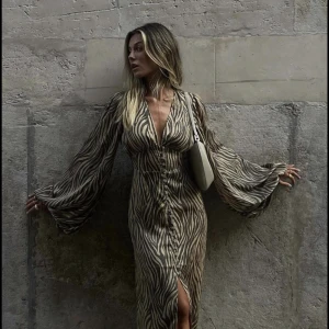 Adoore - Intressekoll på min klänning från Adoore i str 36. Endast använd 1 gång och är som helt ny. Skiv privat för fler bilder eller info💕(kan tänka mig att byta mot en med annat mönster) priset diskuteras.