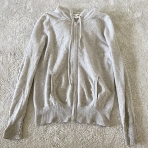 Softgoat zip hoodie - Säljer denna soft goat hoodie som jag köpte för några månader sedan. Den är i bra skick förutom två hål längst ner på ärmen, därav priset!💗Den är i storlek L men passar mig bra som har storlek S.