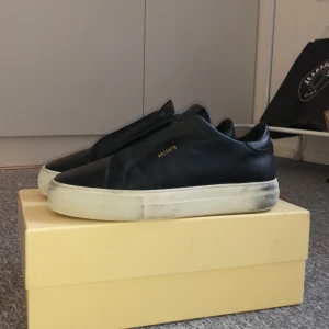 Axel arigato skor  - Svarta Axel arigatos skor läder, använda ett flertal gånger, köpta från Axel arigato nypris 2350kr 2023 Februari 