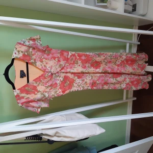 Blommig sommarklänning - Fin blommig sommarklänning i bra skick, som säljs pga att den är för stor. Köpt på beyond Retro (vintage)