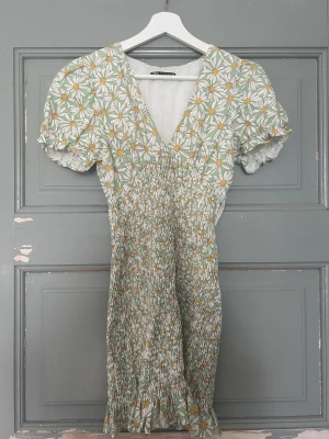 Blommig kkänning - Söt klänning från ZARA storlek S