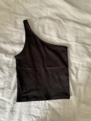 Linne - Asymmetriskt linne med ribb från Ginatricot