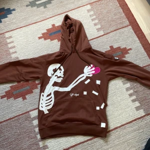 Brun Aelfric Eden hoodie - Brun Aelfric Eden-hoodie med motiv. Nästintill helt oanvänd och i jättebra skick 