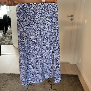 Blå blommig kjol från Shein och är endast använd en gång. Kjolen är i storlek M och i fint skick. Kommer inte till användning längre.