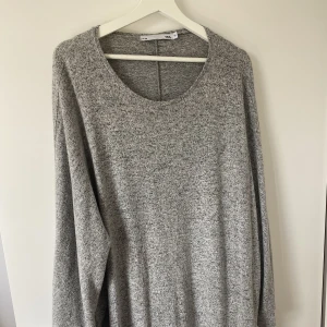 Stickad tröja - Från Lager157. Använd men väl omhändertagen. Väldigt stor, mer som en XL än en M. Därav annan  storlek än vad som ses på bilden. Otroligt skönt material, underbar att ha på sig!