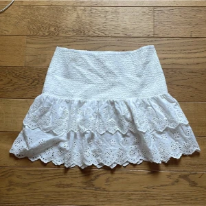 Lindex kjol - Jättefin Lindex kjol nu till sommar! Passar till allt. Som ny 