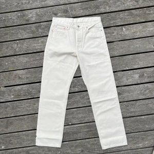 DR DENIM - JEANS - - Använda endast 2 gånger, så gott som nya - Vid passform - Ecru/Off white kulör - Perfekta jeansen till sommaren