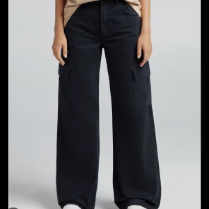 Vida cargobyxor - Cargo från BERSHKA. Strl 40. 