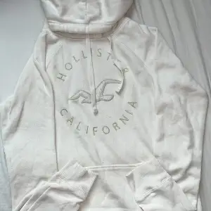 En fin och mysig Hollister Hoodie som inte kommer till användning länge. Hör av er för mer information/bilder!💛