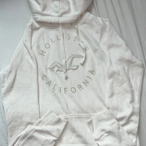 Hollister hoodie  - En fin och mysig Hollister Hoodie som inte kommer till användning länge. Hör av er för mer information/bilder!💛