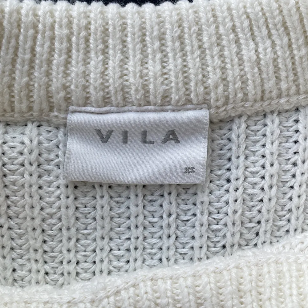 Säljer denna stickade tröjan ifrån Vila. Den är vit och mönstring, säljer då den tyvärr inte kommer tills användning . Tröjor & Koftor.