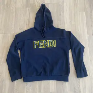 Säljer en Fendi hoodie. Nypris ca 9000kr. Fint skick, lite nopprig men inga hål. Strl M