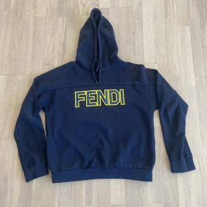 Fendi hoodie  - Säljer en Fendi hoodie. Nypris ca 9000kr. Fint skick, lite nopprig men inga hål. Strl M