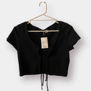 Mini tröja/kofta - Aldrig använt då etiketten finns kvar på plagget! Originalpris: 99kr. Trendig, fin och i bra skick samt material!! (100% Cotton)