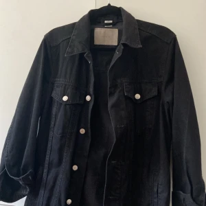 Svart lång jeansjacka  - Jätte fin jeansjacka!! Skulle säga att den är overzided i modellen