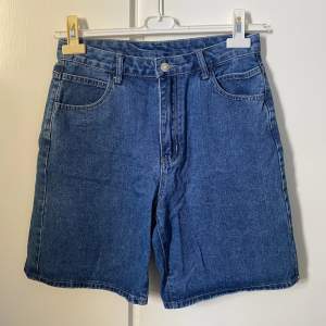 Snygga jeansshorts som är perfekta till en casual sommarfit! Köpta second hand och finns ingen lapp, men skulle säga att den passar någon som har storlek 36/38 om man vill att de ska sitta oversized! 