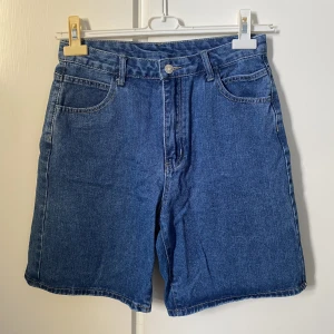 jeans shorts - Snygga jeansshorts som är perfekta till en casual sommarfit! Köpta second hand och finns ingen lapp, men skulle säga att den passar någon som har storlek 36/38 om man vill att de ska sitta oversized! 