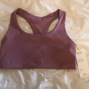 Träningstopp  - Träningstopp från H&M. Helt oanvänd. I storlek M. Super bekväm 