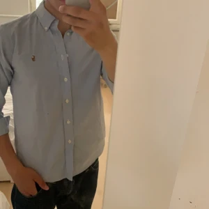 Poloskjorta - Säljer min fina och populära poloskjorta som har blivit jättelitet på mig, det bara o skriva för frågor!