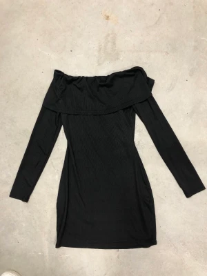 Klänning  - Endast testad då det inte var något för mig. Köpt för 2år sen 