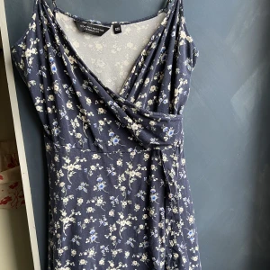 Blommig klänning - Söt klänning i bra skick