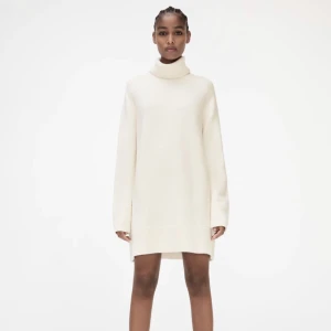 Vit stickad klänning zara - Vit stickad klänning i storlek medium. 