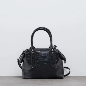 Lite svart väska - En super snygg svart väska från Zara. Jättebra skick 